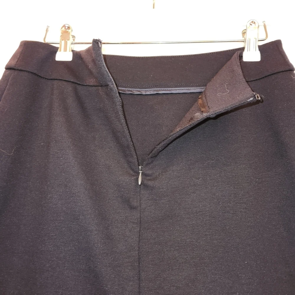 NWT New York & Company Stretch Navy Skirt Size 2 Back Slit Soft Minimalist Basic